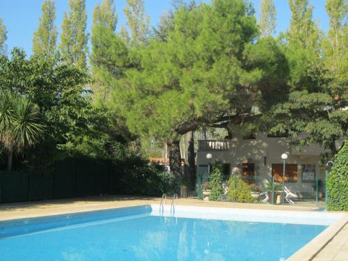 une piscine devant une maison dans l'établissement Camping Le Rebau, à Montblanc