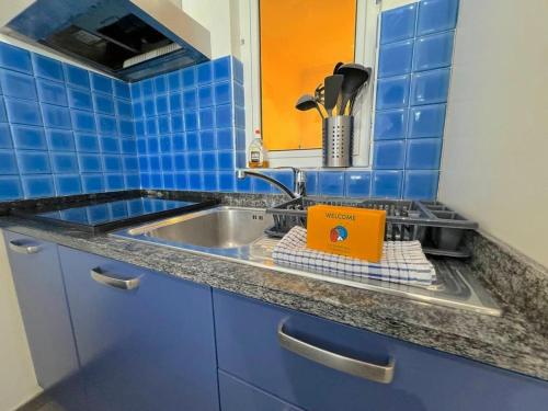 - un comptoir de cuisine avec un évier et un plateau/bouilloire dans l'établissement Charmant 2 pièces 600m plage 1km de la gare, à Nice