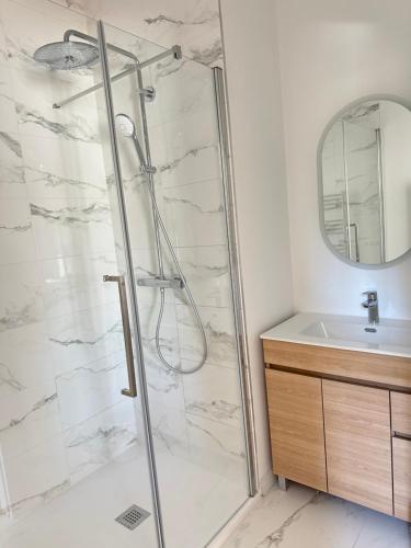 a bathroom with a shower and a sink at Écrin Neuf au Cœur du Golf in Saint-André-des-Eaux