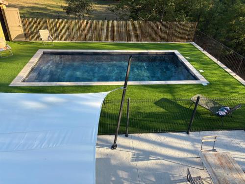Kolam renang di atau dekat dengan Villa spacieuse en Ardèche avec piscine , en bord de rivière