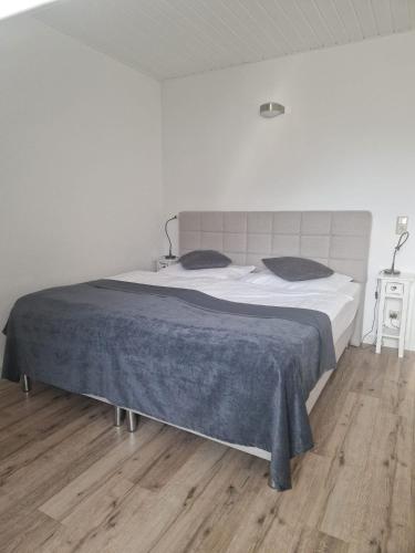 a bedroom with a large bed with a blue blanket at Hildebrandts Landhotel in Klettbach