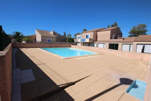 une piscine sur un toit de tuiles dans l'établissement Belle villa d'angle, 6 couchages, cuisine climatisée, 3 chambres terrasse ombragée parking dans résidence sécurisée avec piscine commune, 400 m de la mer, LROND24, à Portiragnes
