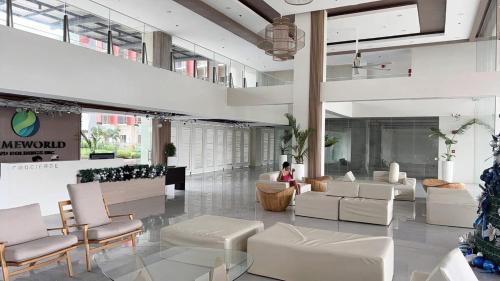Ein Sitzbereich in der Unterkunft Primeworld District Condoresort 15mins2airport