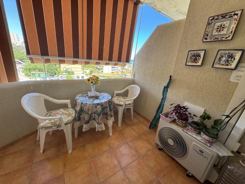 Benalbeach Beauty- Sunny studio with windows throughout and a balcony with an ocean view