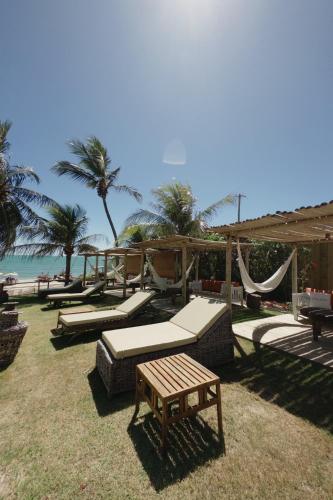 a backyard with a hammock and a swing set at PAUSA Hotel in Fortim