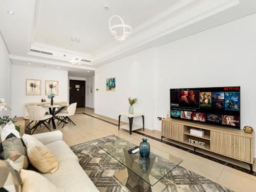 5 Min to Dubai Mall Lux Stay Tennis Court