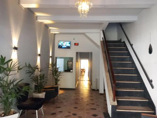ゴイアニアにあるDom Victor Residence Hotel 2の階段とシャンデリアのある建物の廊下