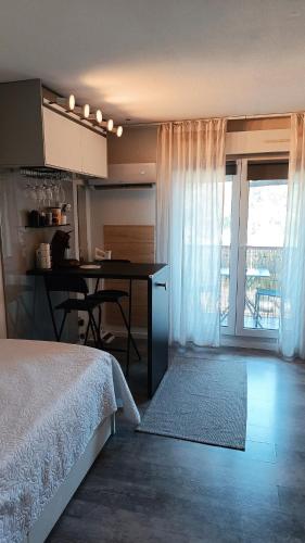 une chambre avec un lit et une salle à manger avec une table dans l'établissement MANHATTAN Studio climatisé Balcon Ensoleillé Parking proche Montpellier, à Grabels