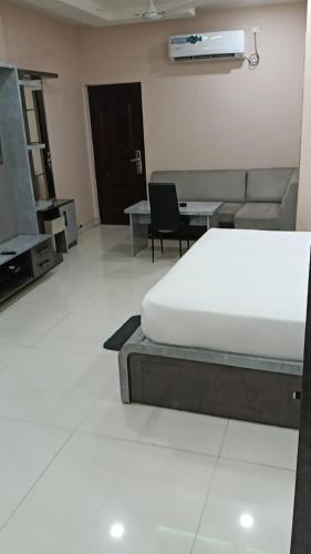 a room with a bed and a table and chairs at Hotel JD Inn 