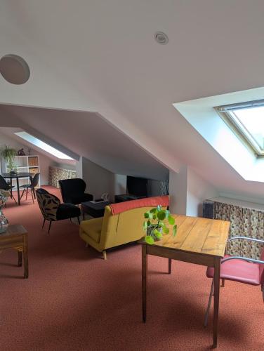 un salon avec un canapé jaune et une table dans l'établissement Studio idéalement situé au cœur de la ville et des activités, à Loudéac