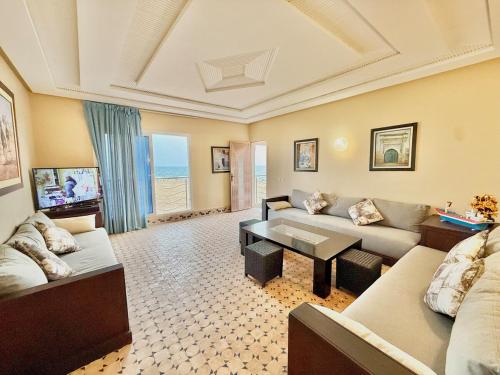 Una televisión o centro de entretenimiento en Beachfront Family House With Ocean View at Imi ouadar 10mn from Taghazout