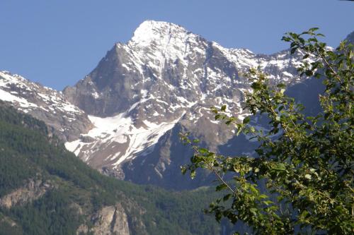 Pemandangan gunung umum atau pemandangan gunung yang diambil dari apartmen