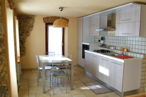 Dapur atau dapur kecil di Monte Emilius Alloggio ad uso turistico VDA SAINT CHRISTOPHE n 0002