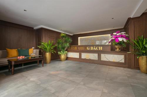 a lobby of a hotel with a bench and flowers at Tung Bach Boutique Hotel in Lãm Dương