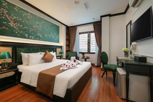 a hotel room with a large bed and a desk at Tung Bach Boutique Hotel in Lãm Dương