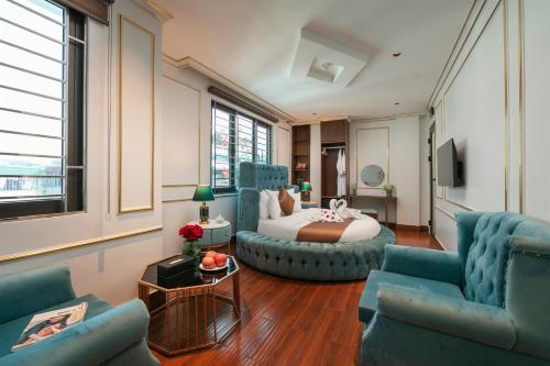 a living room with a bed and a couch at Tung Bach Boutique Hotel in Lãm Dương