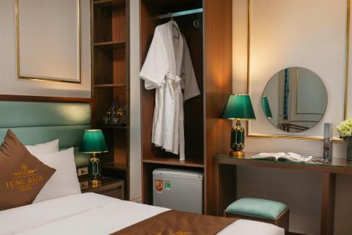 a hotel room with a bed and a mirror at Tung Bach Boutique Hotel in Lãm Dương
