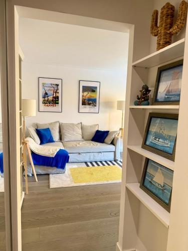 - un salon avec un canapé dans l'établissement Cannes Centre - Sea View - Modern - Walking Distance Beach and Palais des Festivals, à Cannes