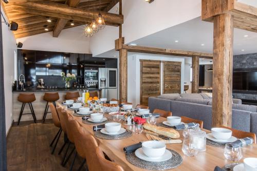 - une longue table dans une chambre avec un canapé dans l'établissement Chalet Le Saint-Jean - 15 pers - proche pistes, aux Gets