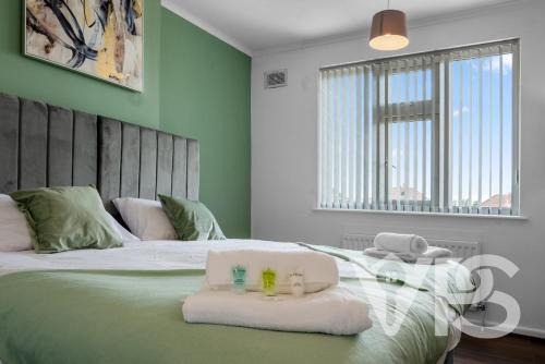 レスターにあるFamily&GroupRetreat GamesRoomのタオルが敷かれたベッドのある寝室