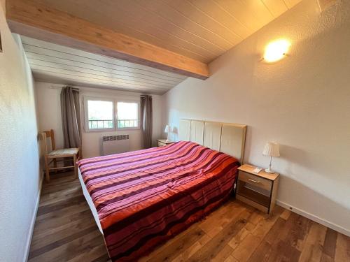 une chambre avec un grand lit dans une pièce dans l'établissement Belle villa entièrement climatisée 4 chambres 10 couchages, fibre WIFI, 2 terrasses parking privatif dans résidence sécurisée piscine commune 800 m de la mer LRCS69, à Portiragnes