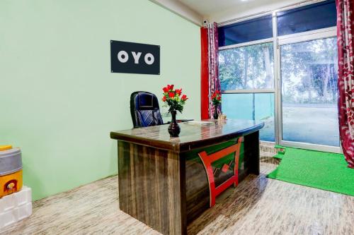 una oficina con escritorio y ventana en Hotel O SPARKLE, en Kānpur