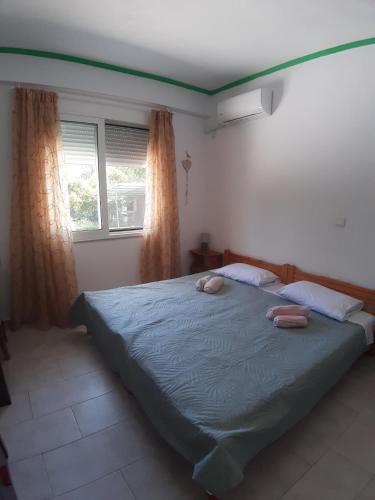 Un dormitorio con una cama con dos toallas encima. en Green Living, en Mytilini