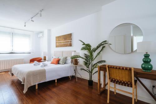 un dormitorio con una cama y un espejo en Al Sur Home Marqués, en Sevilla