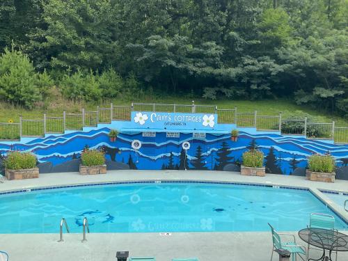 a swimming pool with a sign that reads cink congress at Carr's Northside Hotel and Cottages in Gatlinburg