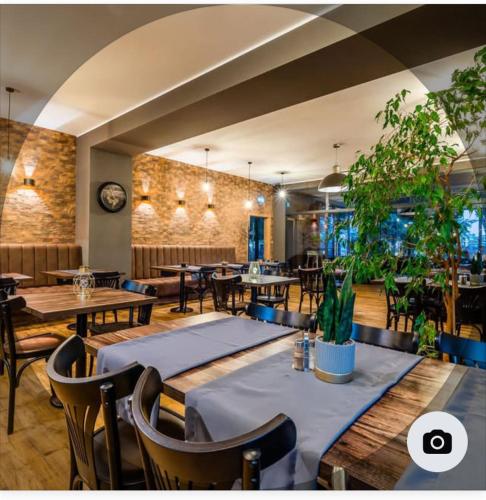Un restaurante u otro lugar para comer en Rezidencia HONT