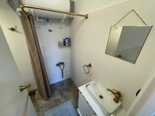 a bathroom with a sink and a mirror at Mieszkanie niedoskonałe in Pniewo