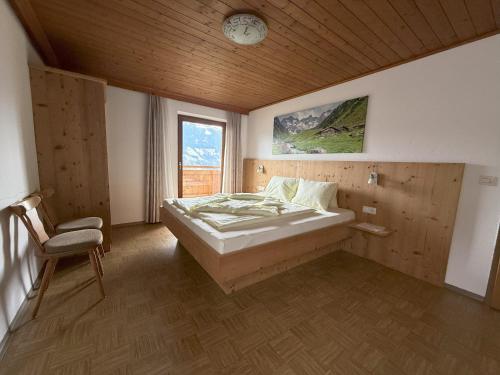 a bedroom with a bed and a chair in it at Ferienhaus Innergruben in Laimach