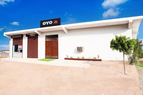 a white building with a xo sign on it at SPOT ON Hotel Lakshya Ghatampur in Kānpur