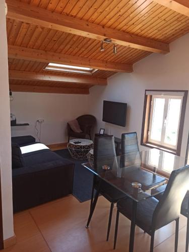 a living room with a couch and a table at Casa da Costa - Apartamento con terraza y vistas al mar in Cedeira