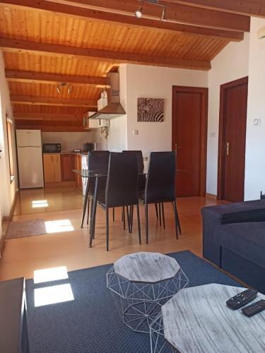 a living room with a table and chairs and a couch at Casa da Costa - Apartamento con terraza y vistas al mar in Cedeira