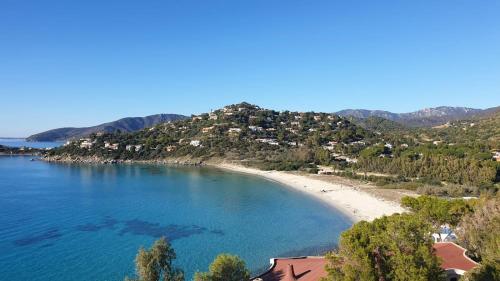 - une vue sur une plage avec des maisons sur une colline dans l'établissement Villa Caposchiera Indipendente, à Torre delle Stelle