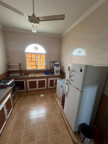Una cocina o cocineta en بيت السعادة