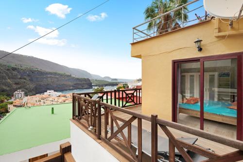 a balcony of a house with a tennis court at Nido sobre el barranco piso Bali in Icod de los Vinos