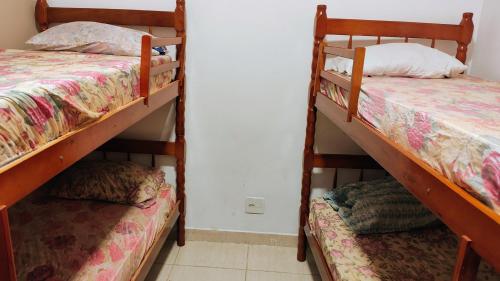 Hostel mundo客房内的一张或多张床位