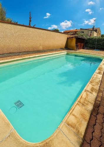 - une piscine d'eau bleue à côté d'un mur dans l'établissement T2 Moderne - Quartier Cartoucherie - Proche Zénith & Purpan - Parking, à Toulouse