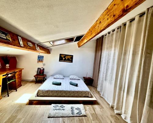 une chambre avec un lit et un piano dans l'établissement Maguelone Centre - 4 pers, wifi, Clim, à Villeneuve-lès-Maguelone