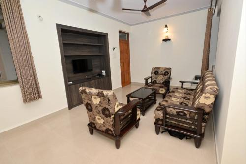 Χώρος καθιστικού στο 2BR luxurious flat by Benaulim beach