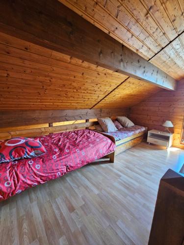 クソンリュプト・ロンジュメールにあるOcéaneの木製の天井の部屋にベッドが2つある