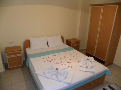 a bedroom with a bed with flowers on it at Ada Apart Hotel in Dalyan