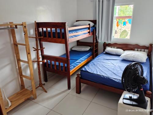 1 Schlafzimmer mit 2 Etagenbetten und einem Ventilator in der Unterkunft Home Sweet Home Gravatá in Gravatá
