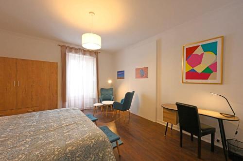 a room with a bed and a table and chairs at Matriz Home in Portel