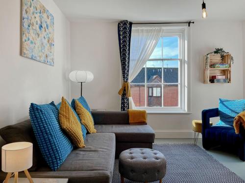 Ruang duduk di Apartment Three - Uk48495