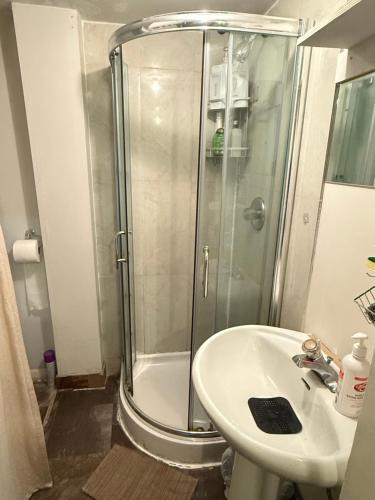 Bilik mandi di Cozy and Friendly Home Single Room No Pets Allowed