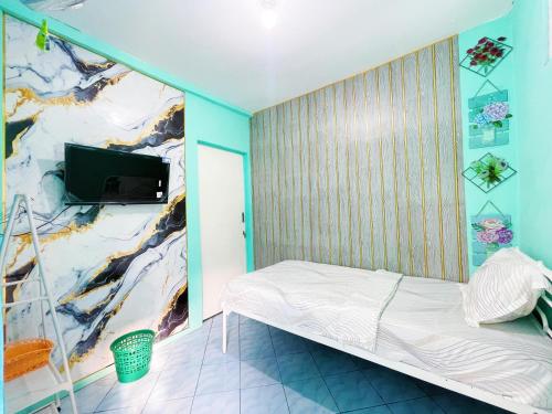 TimuranにあるBronk House 2 Tamsisのベッドルーム1室(ベッド1台付)、壁にテレビが備わります。