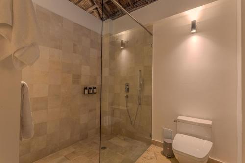 a bathroom with a glass shower with a toilet at Islawa Soy Local - Isla Privada in Baru